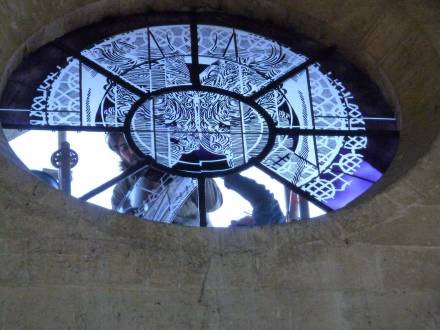 Religious stained glass, Pose de l’occlus de l’église Abbatiale de Saint-Jean aux bois de l’artiste François Rouan, en 2018. Réalisation de l’Atelier Simon-Marq., photographie : © Atelier Simon-Marq © Adagp, Paris, 2021