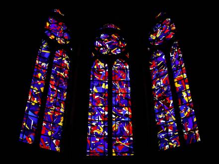 Religious stained glass, Vitrail d’Imi Knoebel pour la chapelle de droite de la Cathédrale de Reims, installé en 2011. Réalisation de l’Atelier Simon-Marq, photographie : © Atelier Simon-Marq © Adagp, Paris, 2021