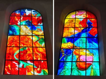 Religious stained glass, L’artiste Catherine Roch de Hillerin et l’Atelier Simon-Marq ont été choisis par l’association des amis du patrimoine religieux givetois pour doter l’Église Saint-Hilaire de Givet, dans les Ardennes, de dix-huit nouveaux vitraux., photographie : © Atelier Simon-Marq