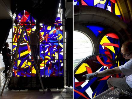 Religious stained glass, Finalisation à l’atelier et pose du vitrail d’Imi Knoebel pour la chapelle de droite de la cathédrale de Reims, en 2011. Réalisation de l’Atelier Simon-Marq, photographie : © Atelier Simon-Marq © Adagp, Paris, 2021