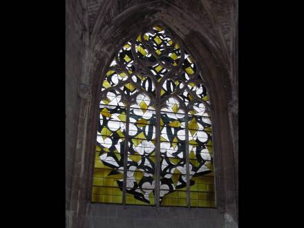 Religious stained glass, Vitrail pour les fenêtres basses de la nef de la cathédrale Saint-Cyr-et-Sainte-Julitte de Nevers dessiné par François Rouan. Réalisation de l’Atelier Simon-Marq en 2011., photographie : © Atelier Simon-Marq © Adagp, Paris, 2021