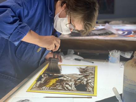 Page d’accueil, Peinture sur verre à l’Atelier de vitraux Simon-Marq fondé en 1640 à Reims., photographie : © Atelier Simon-Marq